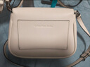 Calvin Klein时尚简约金属LOGO可卸肩带翻盖 人造革 手提包单肩包斜挎包 女款  DH3272-137 白色 实拍图