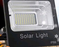 烁室（SUOSHI）太阳能照明灯庭院灯户外防水照明灯家用led高亮感应投光灯路灯 聚光款6000W-照600平-光控+遥控 实拍图
