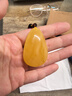 玉致【多款可选】天然俄料鸡油黄蜜蜡吊坠水滴无优化琥珀挂件带证书 6.55克 G035孤品 41*24*10毫米 晒单实拍图