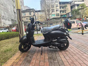 杰帆（JF）燃油小龟125cc踏板摩托车踏板车助力车摩托休闲山地沙滩车场地车 黑白字母 标准款 实拍图