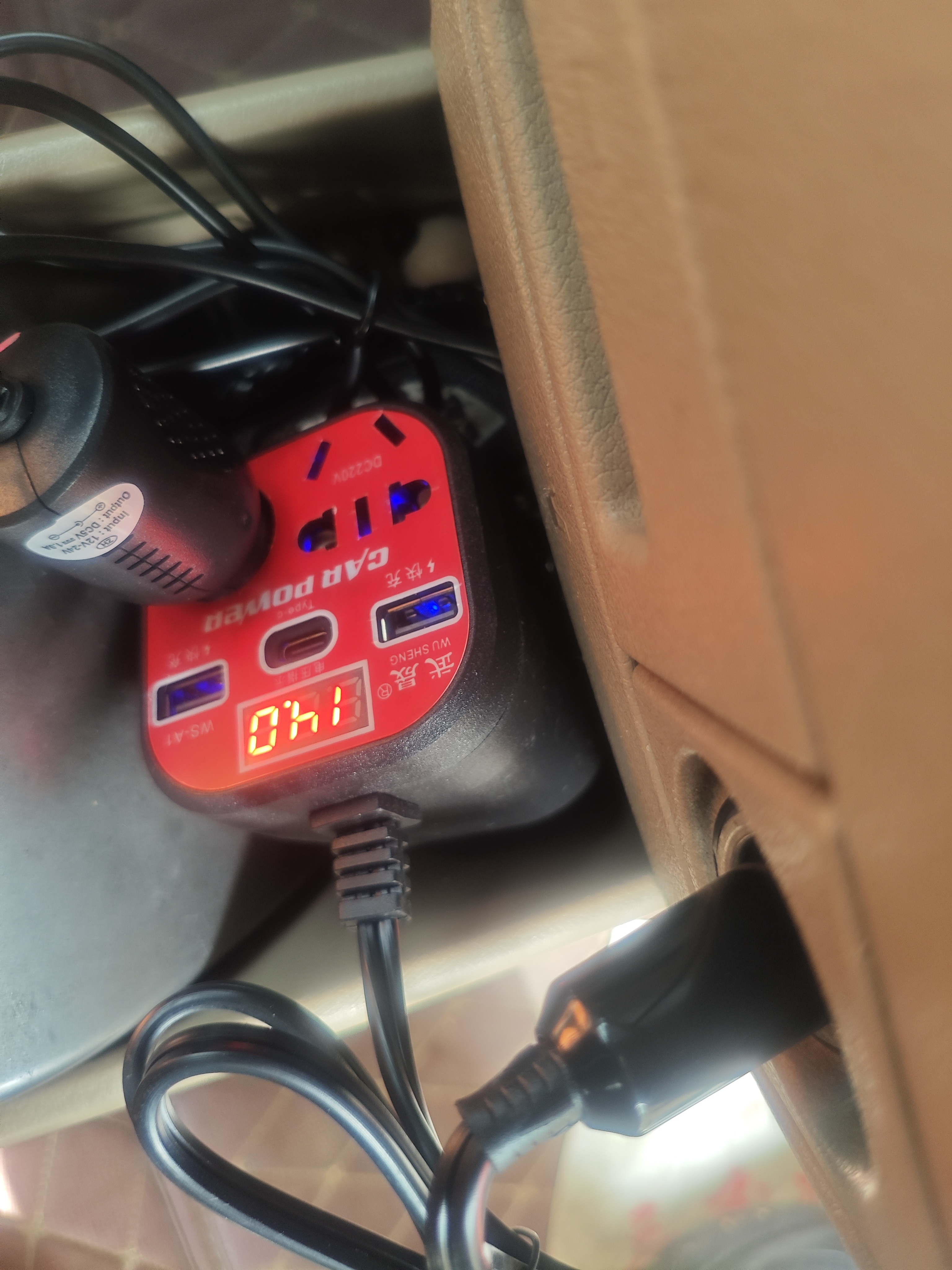 龙百达车载充电器12V24V转220逆变器升级快充点烟器转换插头USB扩展车充 【数显+快充+车充口】12v24v通用 实拍图