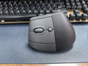 罗技（Logitech）Lift人体工学鼠标 左手垂直鼠标 中小手鼠标 无线蓝牙鼠标 3台设备秒切换 带Logi Bolt接收器 黑色 实拍图