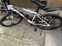金武端自行车成人山地车公路赛车单车骑行变速超轻越野中学生初中青少年 升级铝架-三刀轮-白黑色 26寸24速 实拍图