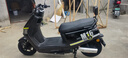 五羊【官方正品】2025款电动摩托车NFC解锁大功率电动车俩轮代步电摩男女时尚电动踏板车 骑士黑/速度70M/前后双碟/靠背板 72V35A/全新石墨烯电池/木架发货 实拍图