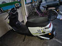 五羊【官方正品】2025款电动摩托车NFC解锁大功率电动车俩轮代步电摩男女时尚电动踏板车 源彩白/速度70M/前后双碟/靠背板 72V26A/全新石墨烯电池/木架发货 实拍图