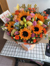 爱里鲜花同城配送向日葵花束生日鲜花见面花送女友新年礼物花店送花 升级【共占春风】6朵向日葵配香槟洋桔梗橙芭比混搭 实拍图