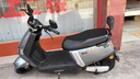 永久电动摩托车2025新款72V黑金石墨烯长续航NFC智能两轮电摩电动车 灰色/1800W/双碟刹 60V20A-全新黑金铅酸-整车发货 实拍图