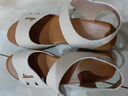 断码红蜒真皮牛筋底坡跟凉鞋女夏软底2024款百搭时尚妈妈鞋平底 米白色【超软牛筋底】 36 实拍图