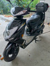 坤豪125踏板摩托车踏板车燃油助力车国四电喷可上牌省油摩外卖车街车 黑色电喷版(/USB接口/尾箱/合格证/发票礼包) 实拍图