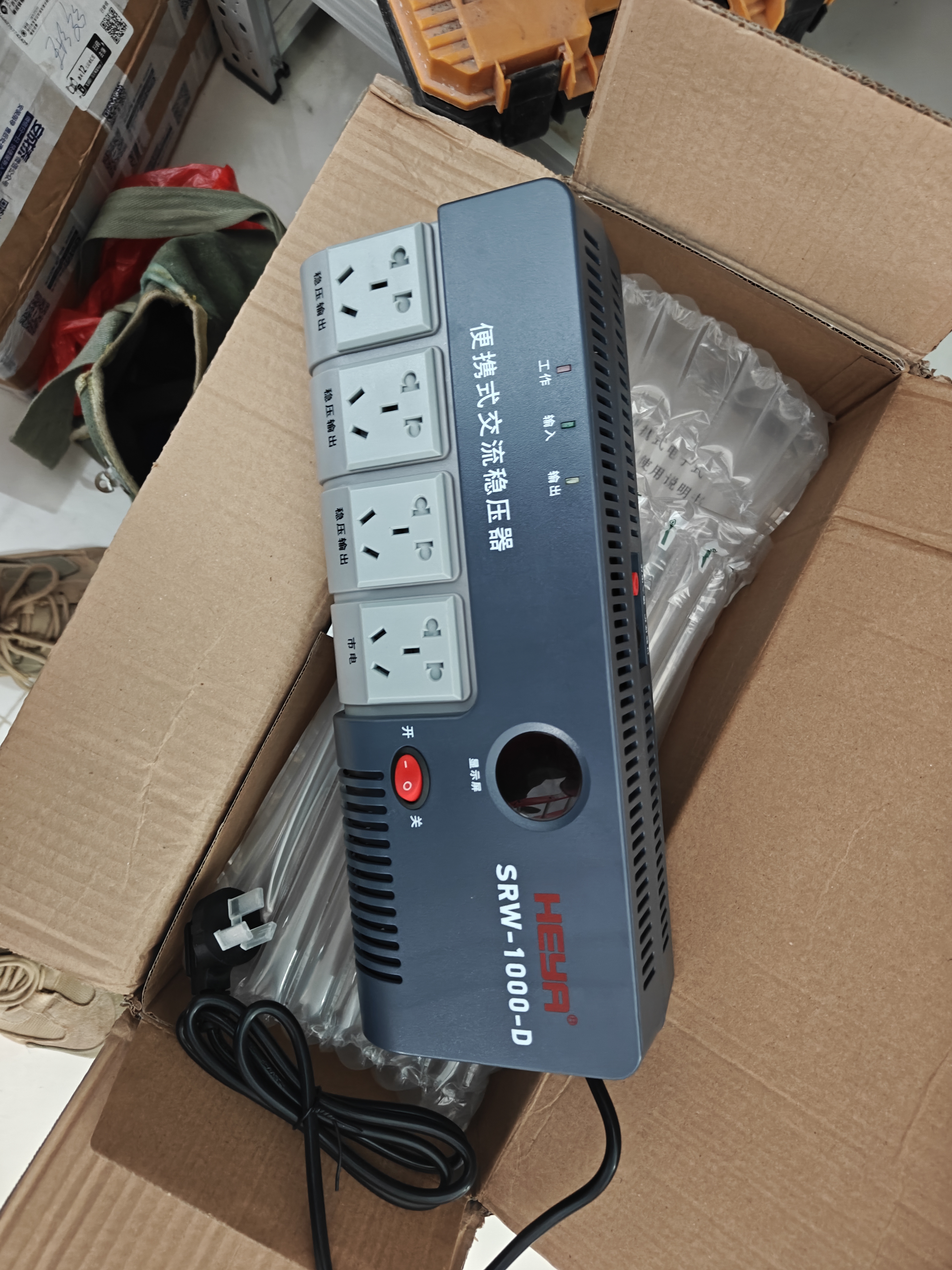 HEYA稳压器220V家用单相交流电脑电视冰箱1000W全自动小型插座式电源 1000W稳压器 实拍图