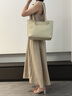 GUSKI包包女包奢侈品牌托特包女2025新款高级感通勤单肩包生日礼物女生 米白色【Cream】 精美礼盒装 实拍图