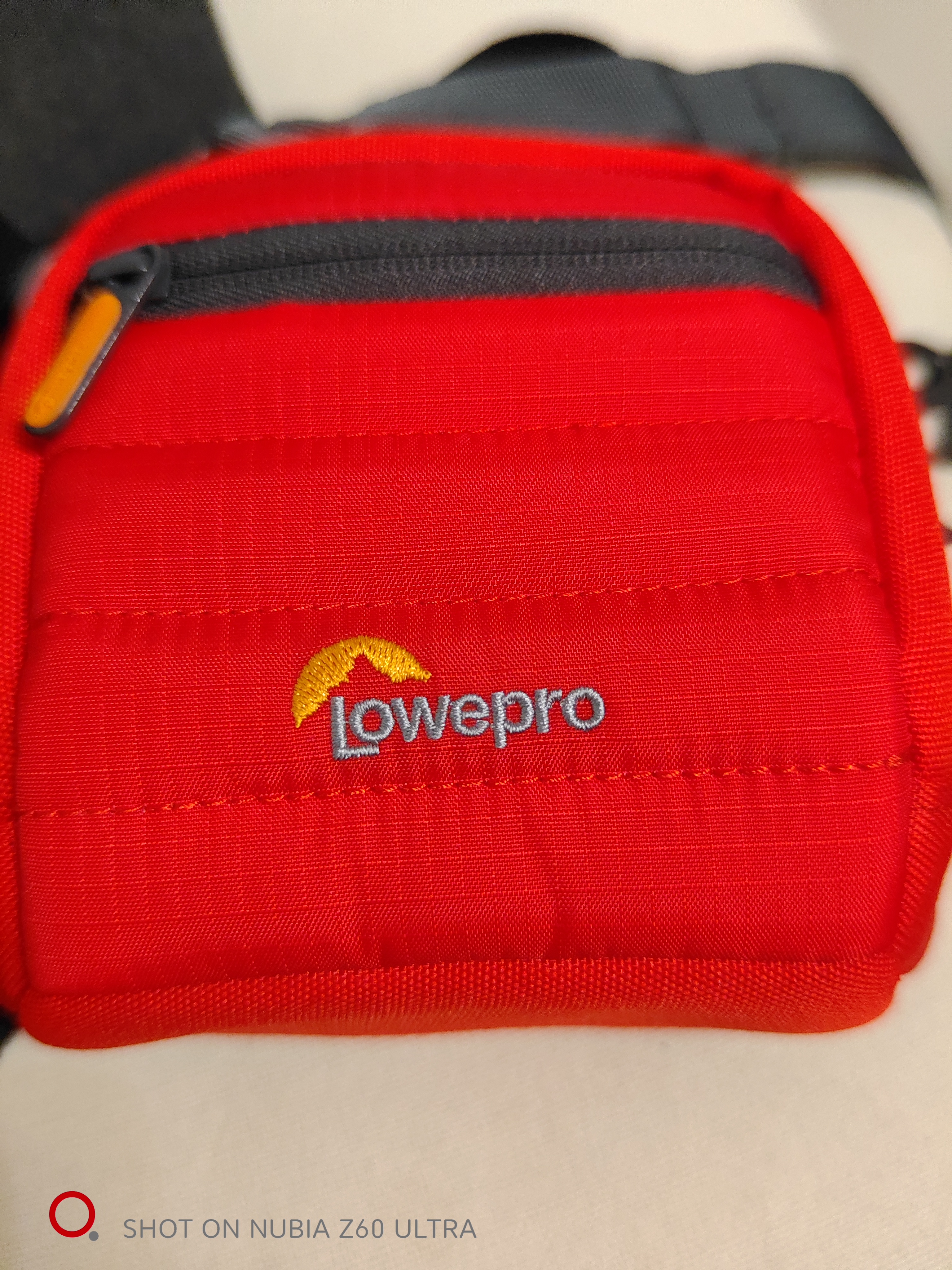 LOWEPRO乐摄宝卡片机相机包 适用于拍立得instax 12 尼康ZV-E10 佳能M200 富士 S8600 电池数据线硬盘收纳包 Tahoe CS 80（红色） 实拍图