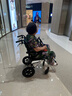 凯莱宝轮椅折叠老人超轻便旅行便携式手动铝合金手推车可上飞机残疾康复 16人体工学座椅【无卡扣折叠可立+拉杆+弹簧】ZT 实拍图