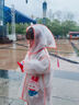 牧萌儿童雨衣男童女童全身防水雨披幼儿园宝宝小学生斗篷式可爱雨具 黄色【小黄鸭雨衣】 2XL（建议135-155cm） 实拍图