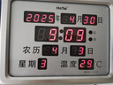 虹泰（HoTai）万年历电子钟客厅电子日历挂钟创意简约 A129-01银  实拍图