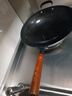 阎铁匠章丘炒锅铁锅 炒菜锅无涂层家用不易粘锅圆底轻便炒勺锻打已开锅 36cm黑锅镜面木把带耳7-9人D 36cm 圆底炒锅 实拍图
