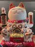 吉猫堂招财猫摆件开业大号自动摇手店铺前台家居客厅装饰发财猫送礼礼品 33CM高【日進桶金生意兴隆】摇手猫 【礼盒+坐垫+围脖】电池插电两用 实拍图