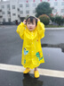 牧萌 儿童雨衣男女童带书包位宝宝幼儿园小学生雨鞋套装防水卡通雨披 活力黄恐龙 S码（建议身高80-95cm） 实拍图