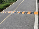 【现货速发】公路减速带道路缓冲带橡胶家用门口马路减震带路面铸钢路障减速垄 【橡塑】50*35*5CM方框（大货车专用） 实拍图