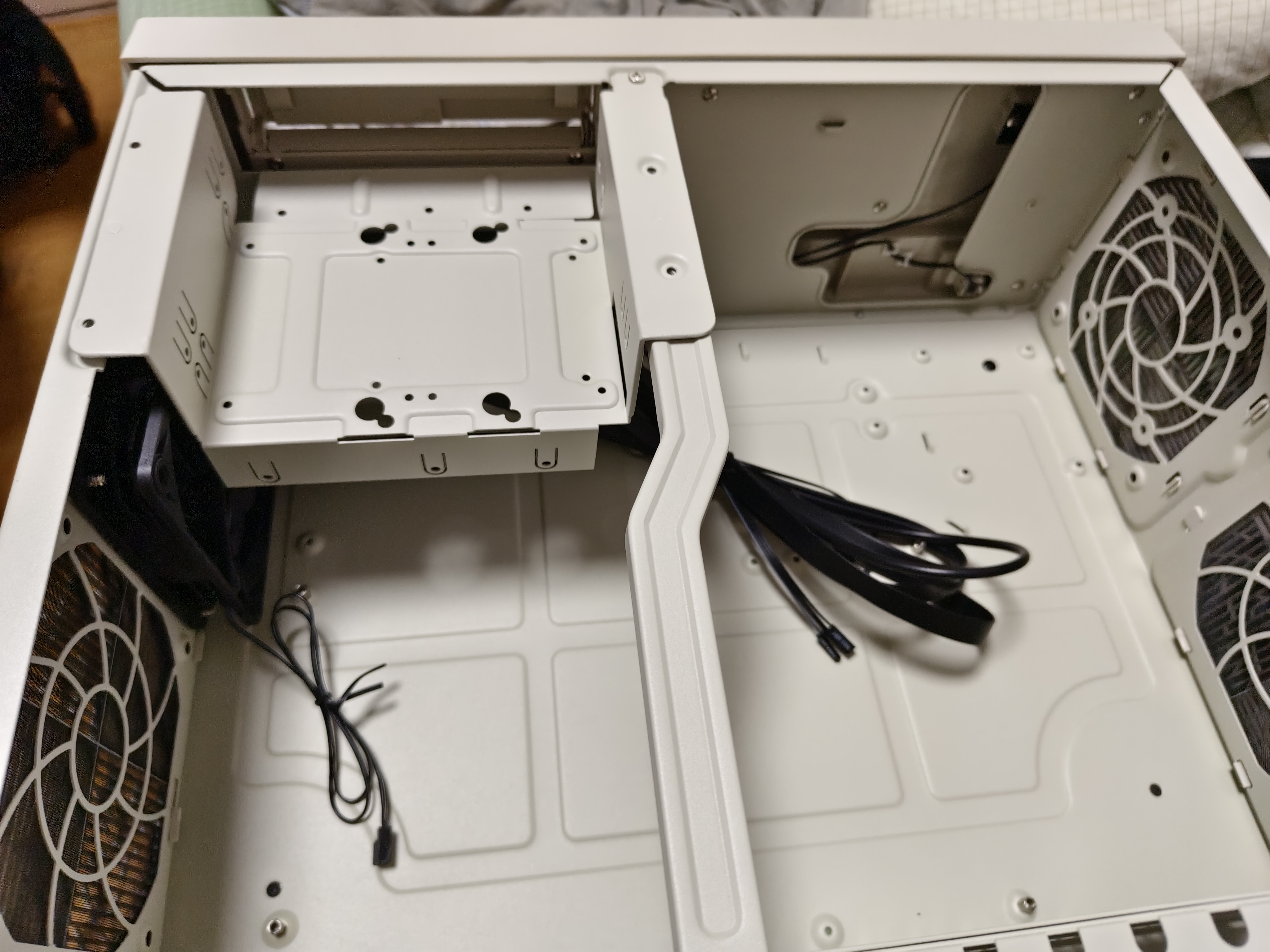 银昕（SilverStone）FLP01W 复古ATX卧式机箱 机+电套装 (怀旧白色/廉政机箱/HTPC/Type-C/0.8mm厚度/正压差) FLP01复古ATX卧式机箱 实拍图