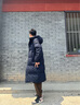 波司登（BOSIDENG）2025新款羽绒服男女同款过膝长款连帽90绒面包服外套B250245171DS 黑青色|5978 XL 175/96A 实拍图