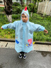 牧萌 儿童雨衣男女童带书包位宝宝幼儿园小学生雨鞋套装防水卡通雨披 浅蓝火箭恐龙 XL码（建议身高115-125cm） 实拍图