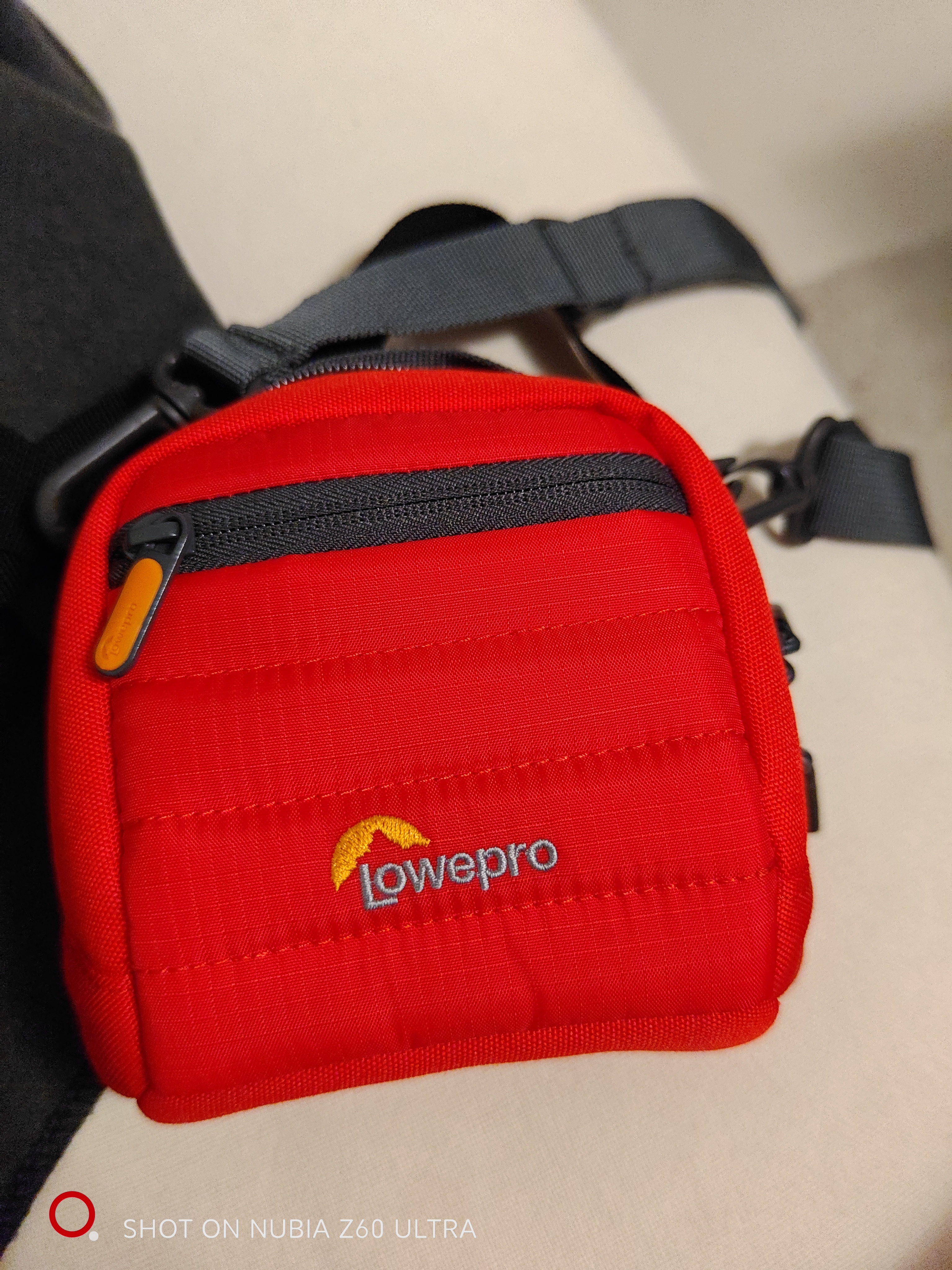 LOWEPRO乐摄宝卡片机相机包 适用于拍立得instax 12 尼康ZV-E10 佳能M200 富士 S8600 电池数据线硬盘收纳包 Tahoe CS 80（红色） 实拍图