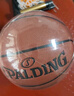 斯伯丁（SPALDING）十字颗粒PU材质吸湿技术易操控室内外通用7号成人篮球 77-934Y 实拍图
