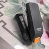 得力(deli)省力型订书机/订书器 适配24/6(12#)及26/6订书钉 办公用品 黑色0370 实拍图