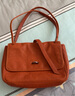 裘真复古001邮差包女单肩通勤大容量斜挎包植鞣头层牛皮包 焦糖色-中号 实拍图