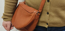 裘真头层植鞣牛皮休闲月牙包复古简约百搭单肩斜挎包女小包 焦糖色 实拍图