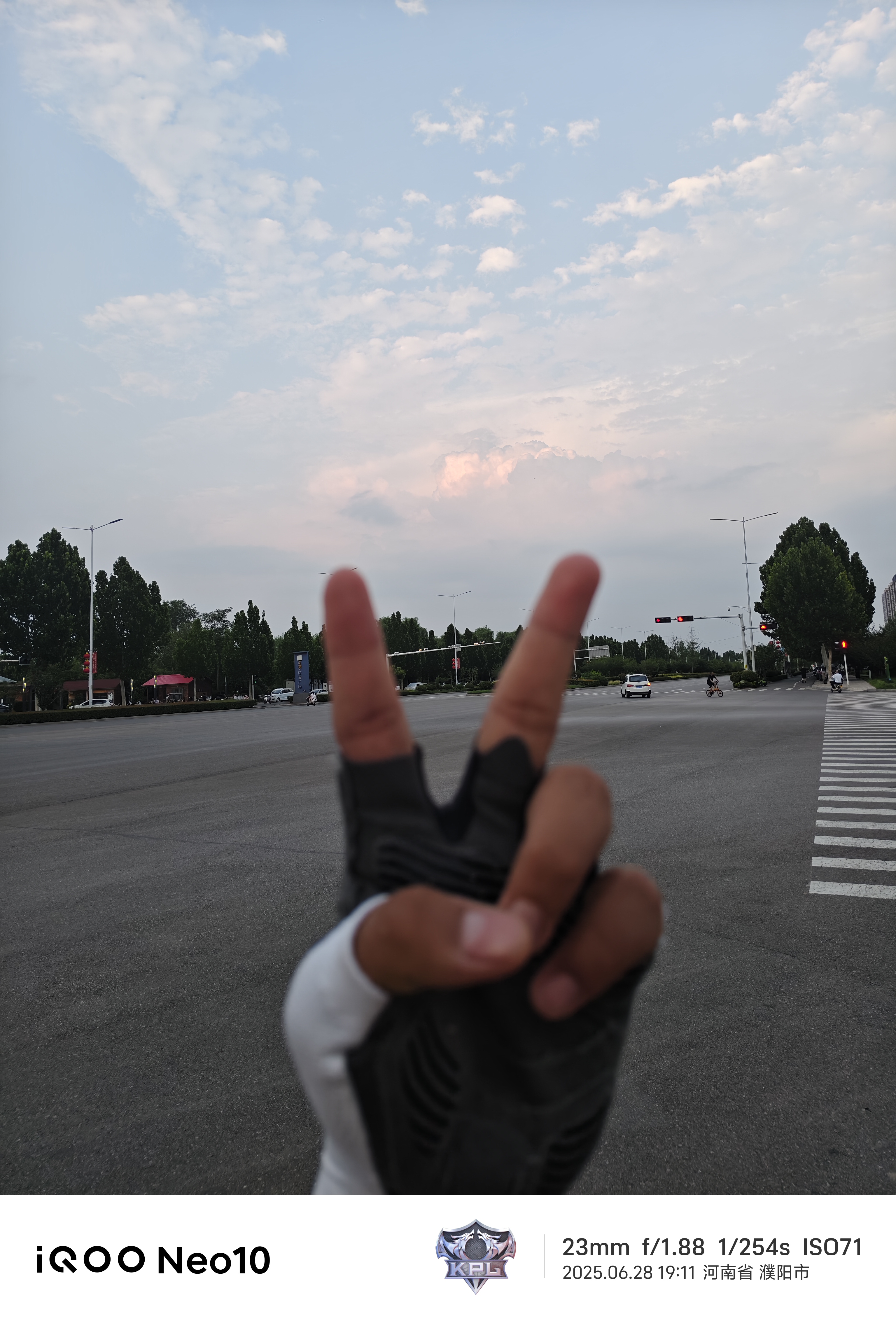 boodun骑行手套半指破风山地公路车减震手套男女春夏户外运动自行车装备 白色【潜水料减震】硅胶防滑纹 L（掌围21-23cm） 实拍图