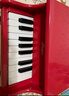 Hape儿童钢琴 18键木质机械钢琴迷你款红色  音乐启蒙益智玩具 18键木制钢琴 3-10Y 实拍图