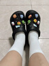 名创优品（MINISO）洞洞鞋女款2025新款eva防滑防臭沙滩鞋增高凉拖鞋女夏季外穿 黑色+卡皮巴拉组合(8个)滴塑 38-39 实拍图