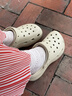 卡骆驰（crocs）男女泡芙洞洞鞋户外休闲时尚厚底一脚蹬沙滩鞋 207521-001 37-38 实拍图