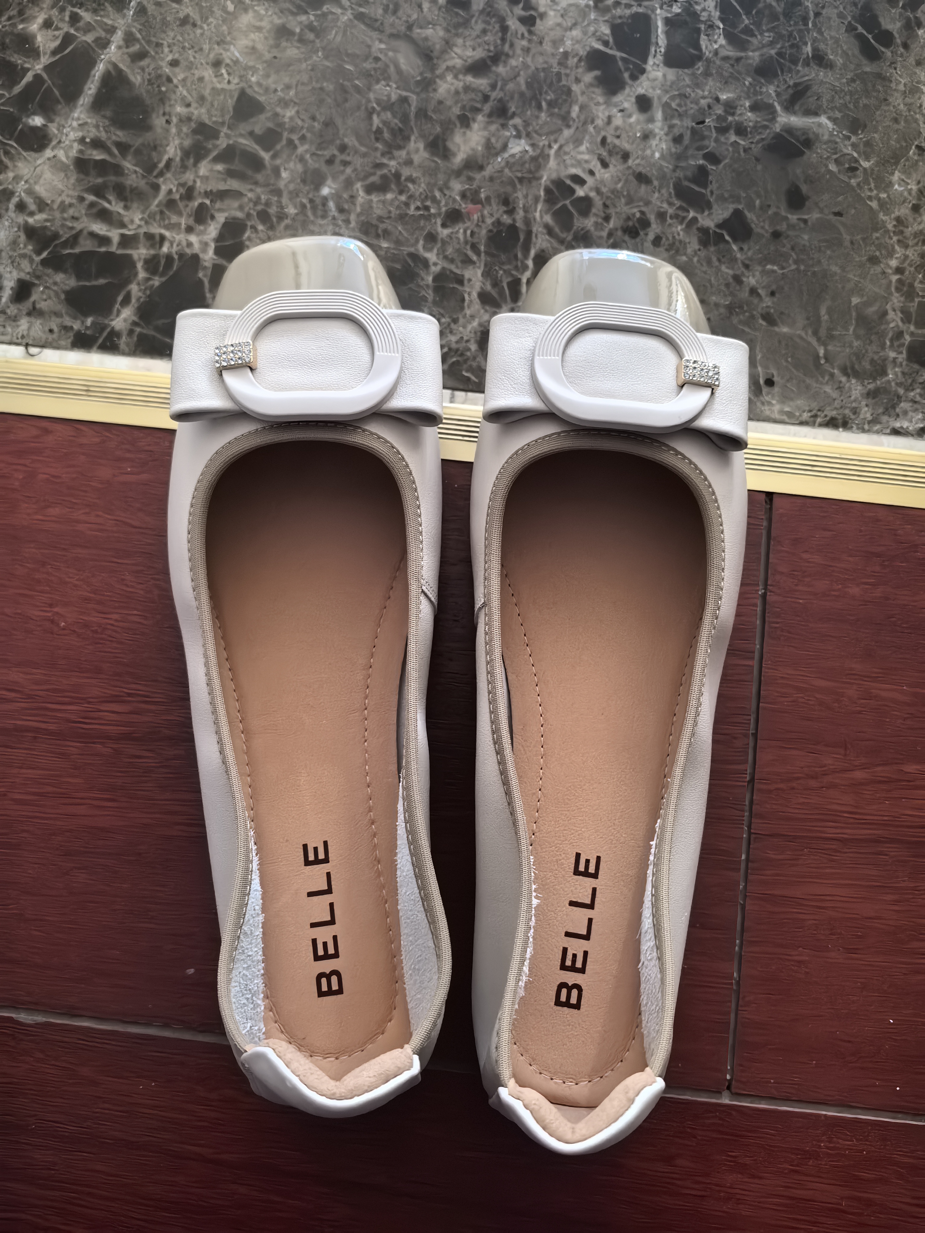 百丽（Belle）蝴蝶结扣平跟单鞋女商场同款舒适牛皮单鞋B7H1DCQ4 米白/杏 38 (240mm) 实拍图