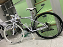 狮卡途死飞自行车成年人学生上下班代步车双碟刹减震变速越野公路赛车 30高刀-白黑白色+骑行大礼包 26寸24速直把 实拍图
