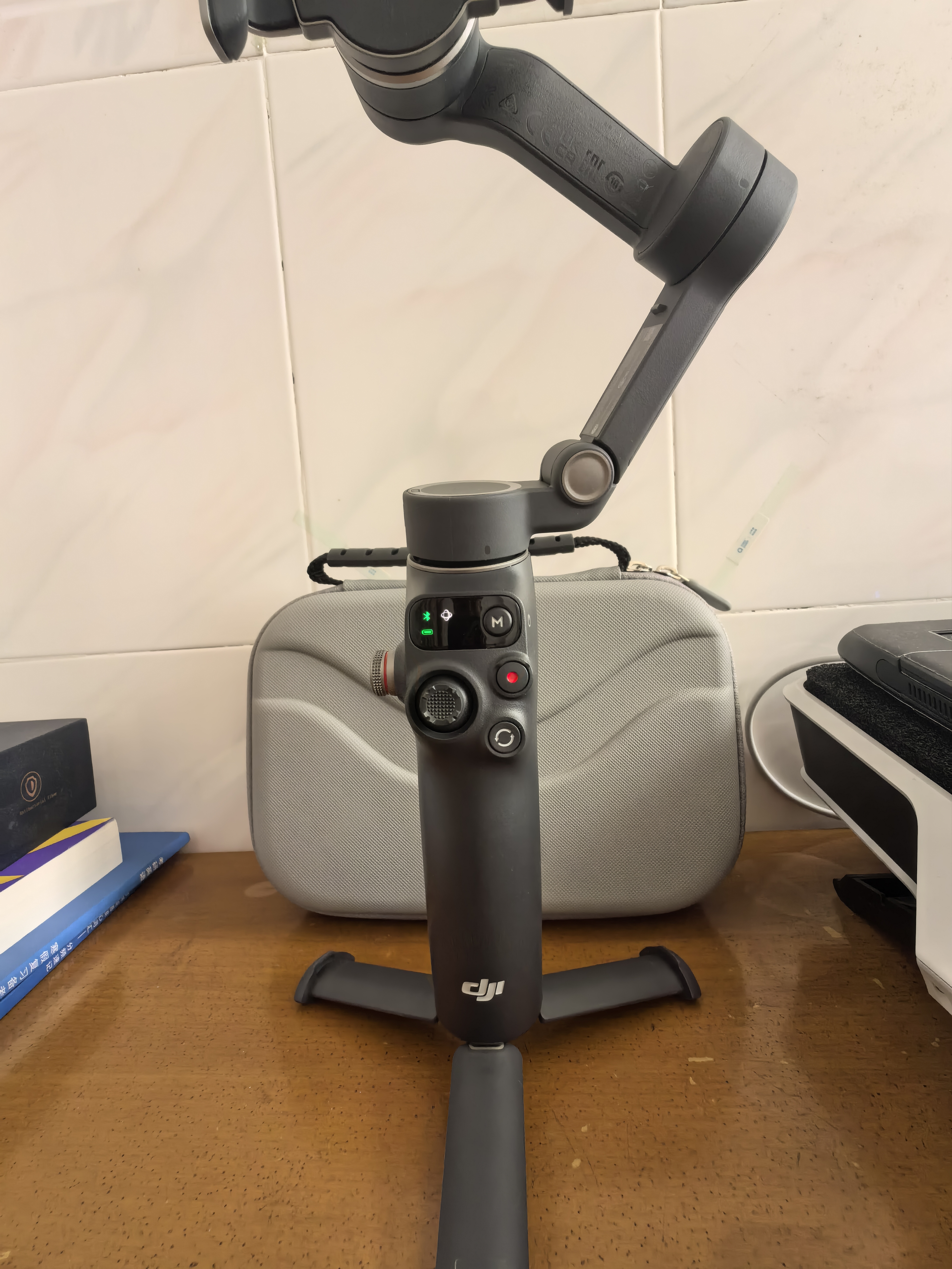 大疆（DJI）OM7 7P 手机云台稳定器 手持vlog AI跟拍 增稳防抖自拍杆Osmo Mobile 7 手机稳定器 手势跟拍 OM 7P+ iPhone 易用套装（磁吸快拆背贴 标配 实拍图