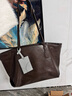 KONIKONI女士单肩包真皮托特包大容量女包通勤大包秋冬2025新款圣诞礼物 巧克力色 送肩托可放14寸电脑 实拍图