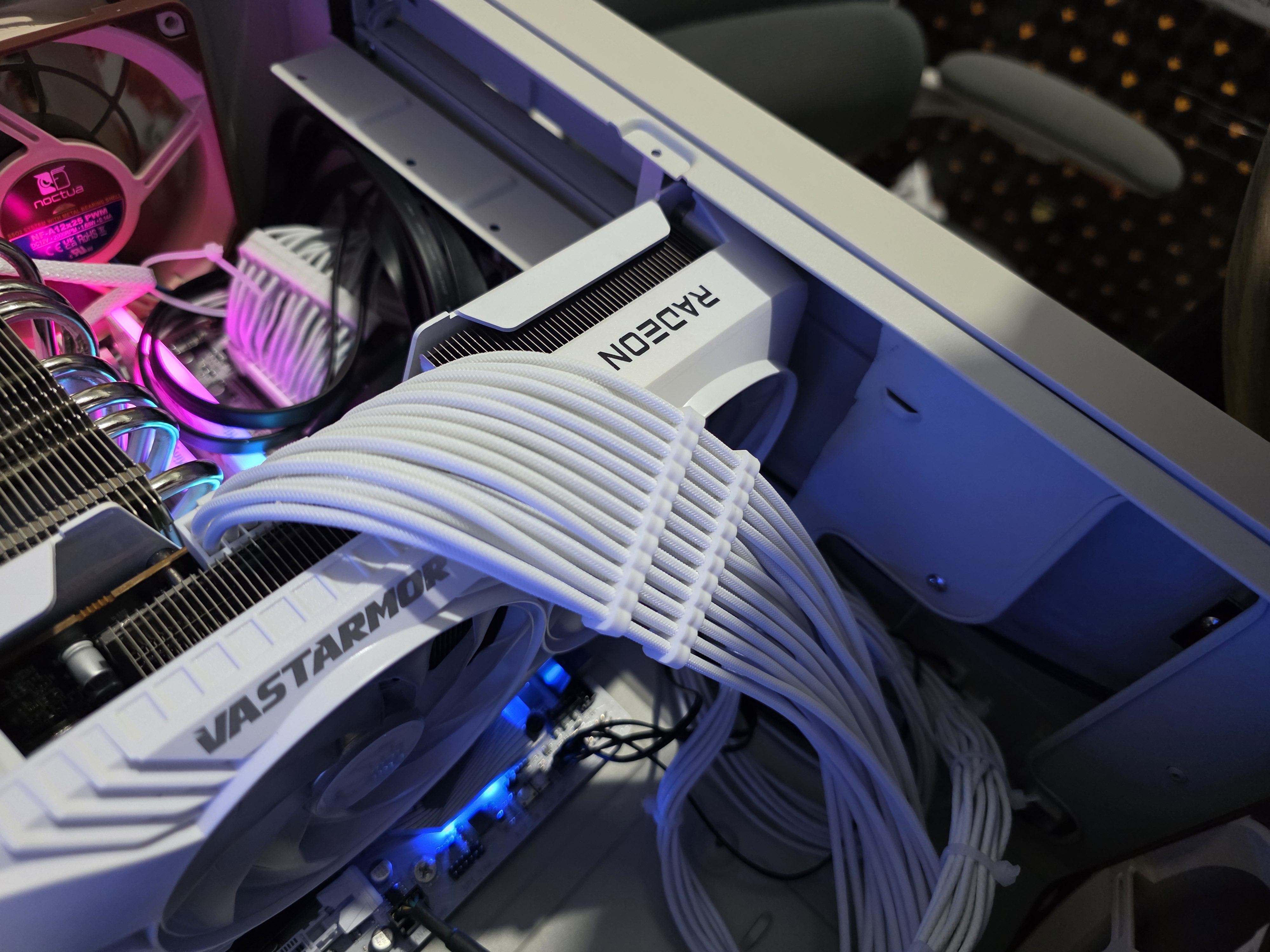 银昕（SilverStone）FLP01W 复古ATX卧式机箱 机+电套装 (怀旧白色/廉政机箱/HTPC/Type-C/0.8mm厚度/正压差) FLP01复古ATX卧式机箱 实拍图