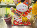 智汇招财猫开业大摆件自动招手电动摇手大号陶瓷新店开业大吉乔迁礼物 【八方来财】28*22*27 【礼盒+坐垫+围脖】电池插电两用 实拍图