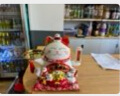 梦选招财猫摆件开业礼品实用自动电动摇手大号乔迁之喜办公桌公司前台 八方来财34*29*24招财猫 【礼盒+坐垫+围脖】电池插电两用 实拍图