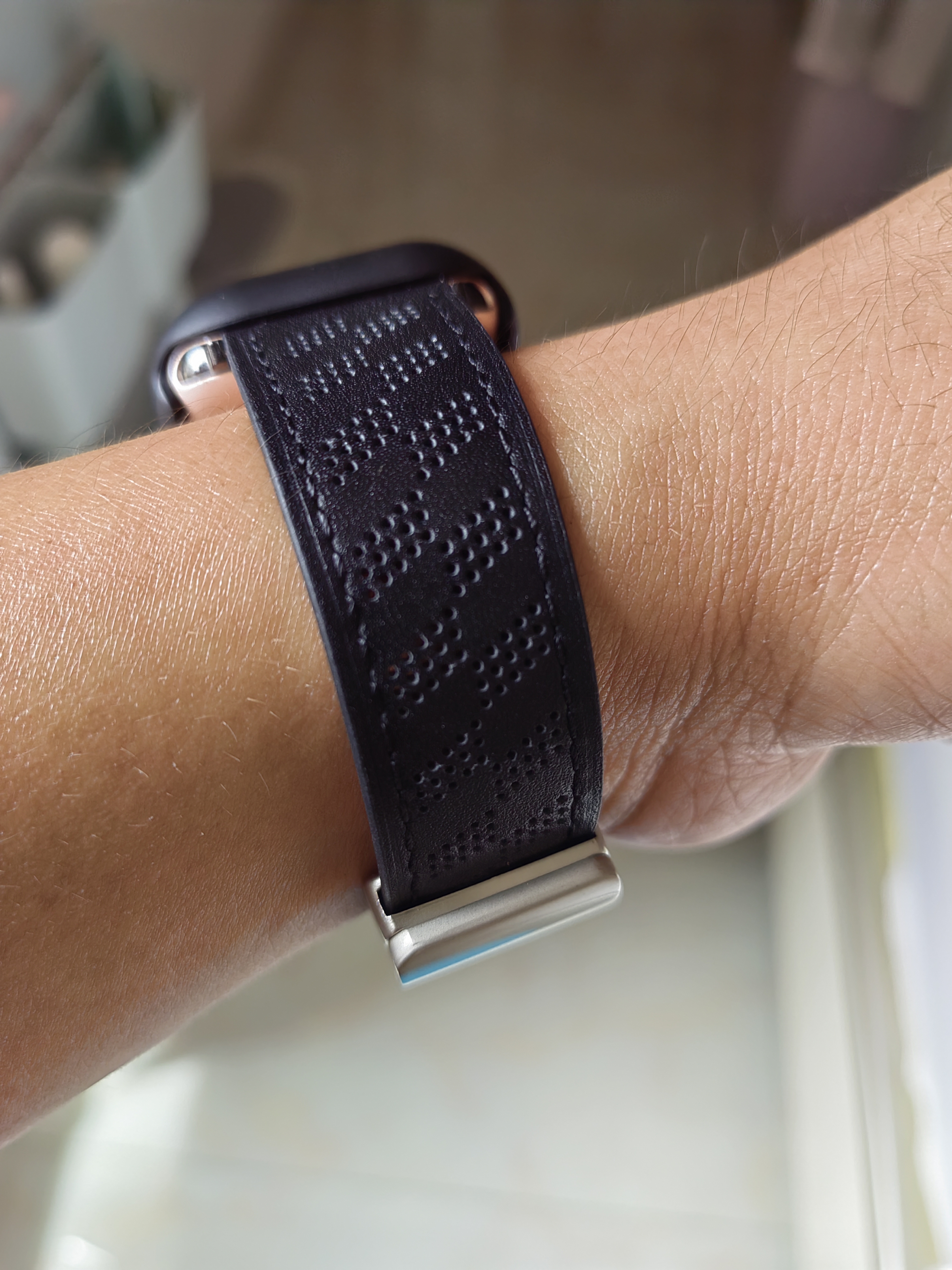 LIAVNAS适用苹果表带apple watch s11/10/9/ultra2微孔透气双面真皮表带iwatch S8/7/6/5/SEwp磁吸手表带 微孔-透气-黑色 38/40/41/42表盘通用 实拍图