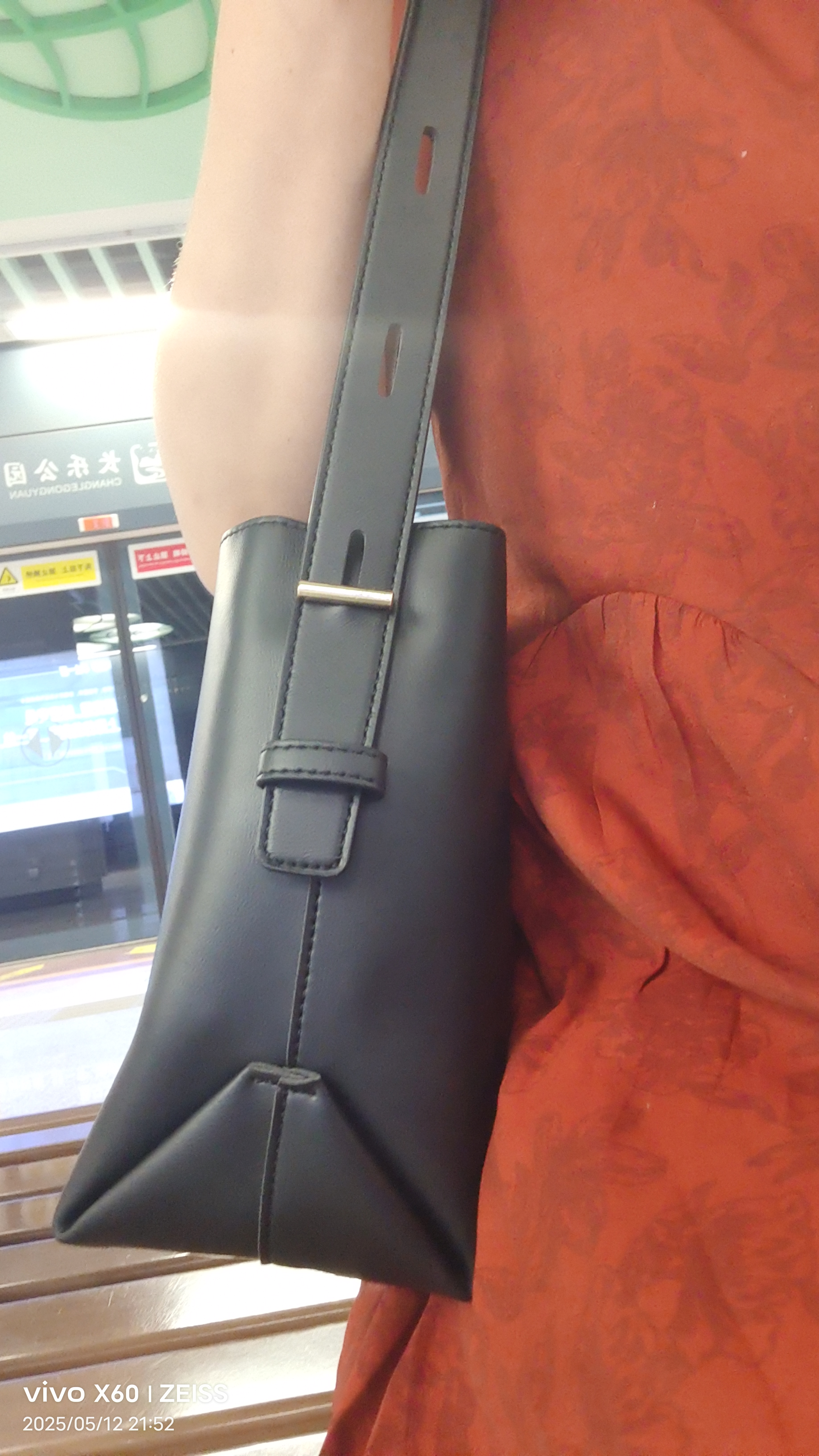 森马（Semir）水桶包潮牌背包立体简约时尚女包单肩包105324153026 实拍图