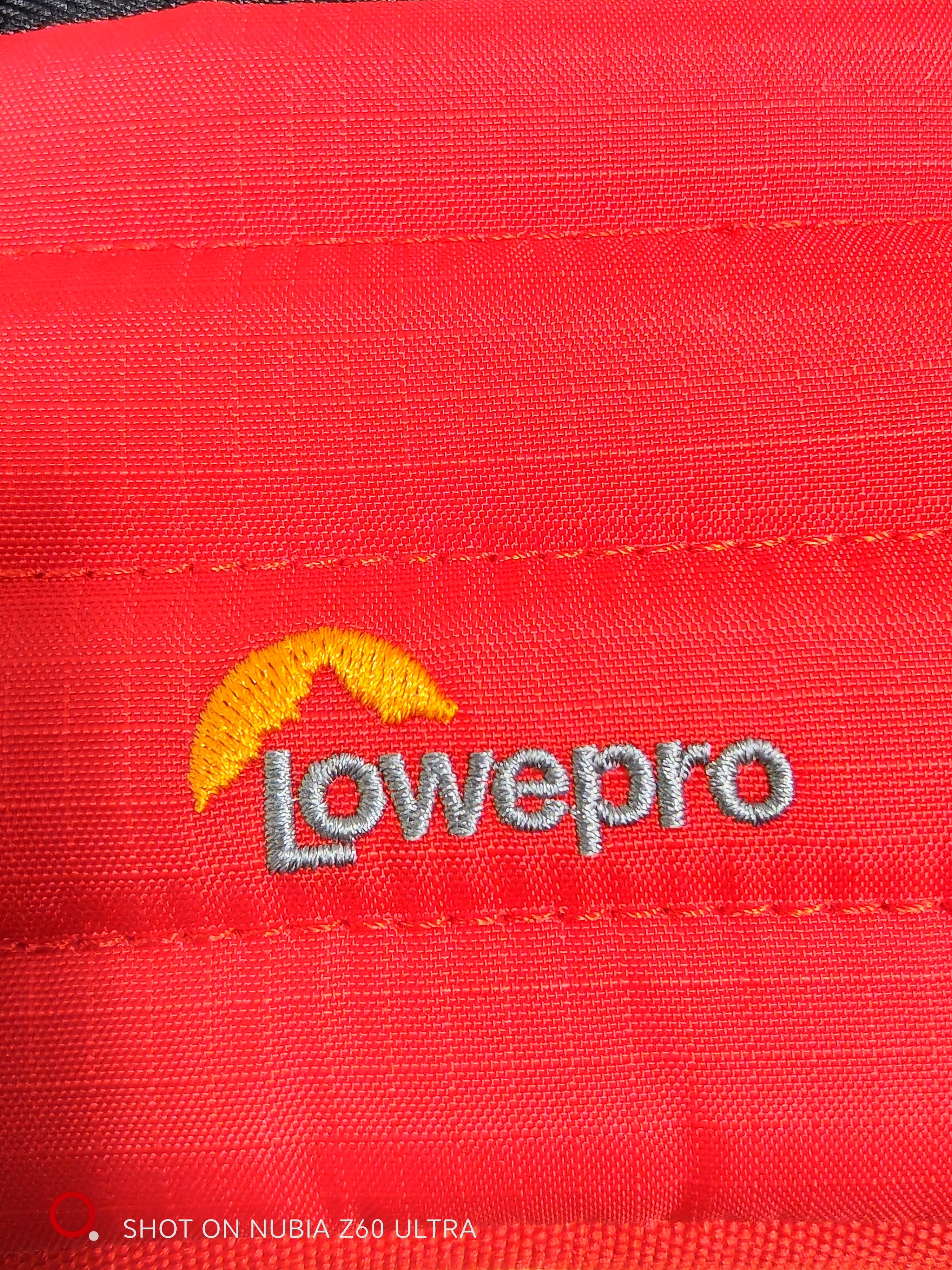 LOWEPRO乐摄宝卡片机相机包 适用于拍立得instax 12 尼康ZV-E10 佳能M200 富士 S8600 电池数据线硬盘收纳包 Tahoe CS 80（红色） 实拍图