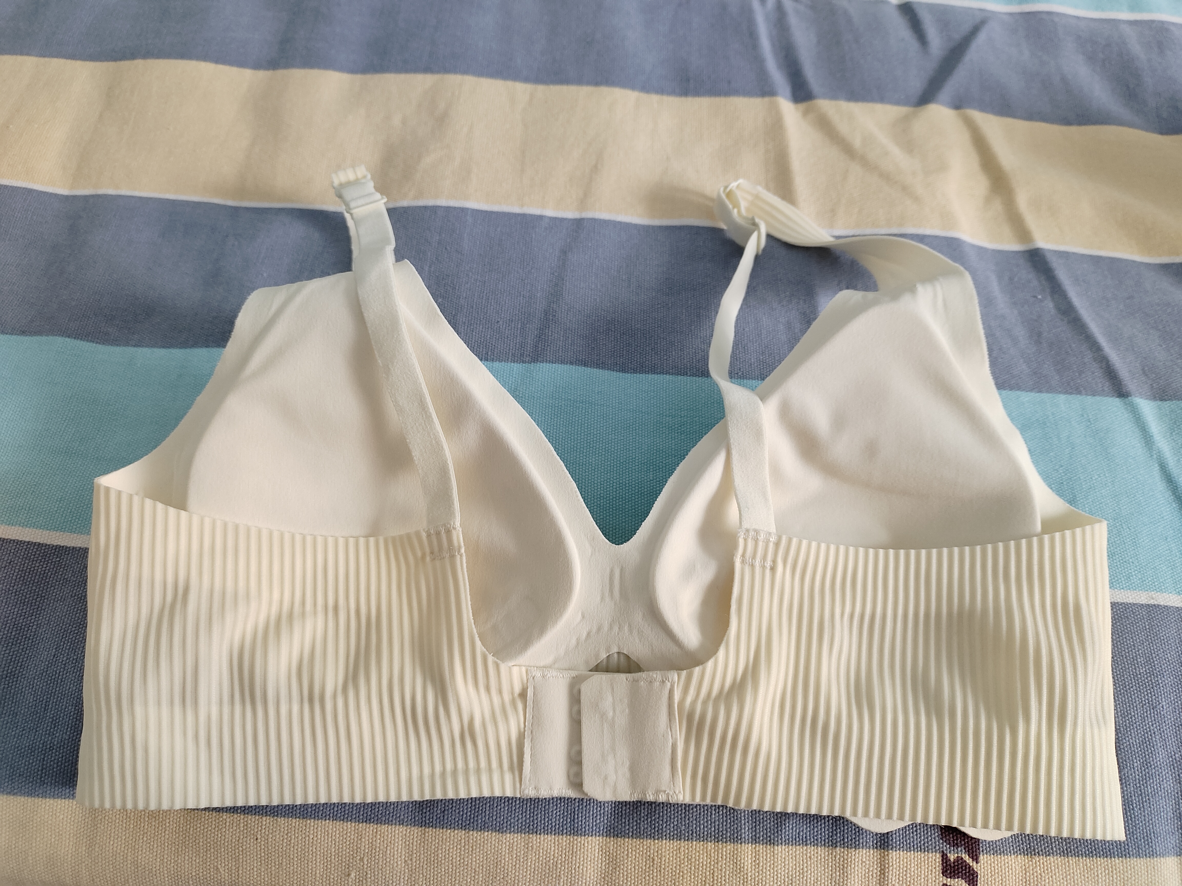 六只兔子小云感无痕深V内衣女轻薄聚拢显瘦收副乳无钢圈软支撑文胸内衣 奶白色 70C /75A/75B 实拍图