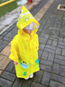 牧萌 儿童雨衣男女童带书包位宝宝幼儿园小学生雨鞋套装防水卡通雨披 活力黄恐龙 M码（建议身高95-105cm） 实拍图