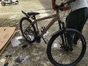 凤凰山地自行车成人减震男女内走线变速竞赛车青少年学生车单车 飞跃 钢架辐条轮-钛金灰 26寸【建议身高160-185cm】 24速 实拍图