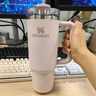 STANLEY巨无霸吸管杯水杯保温杯大容量不锈钢杯子车载办公887ML-晶粉色 实拍图