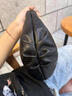 ANDSEEYOU品牌 单肩包女 轻便羊皮背包小众设计斜挎手机包简约小手提腋下包 黑色 实拍图